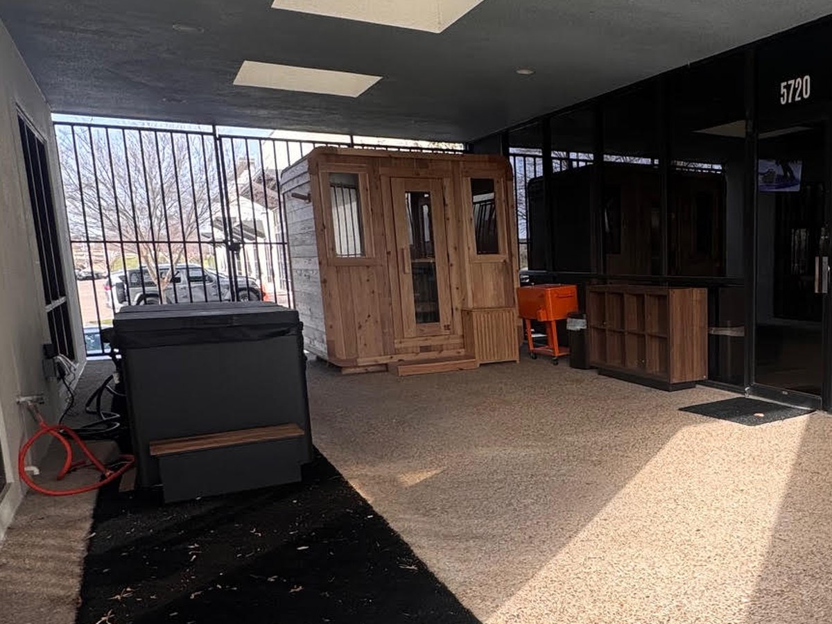 The cedar sauna and the cold plunge on the covered patio at WLF Club.